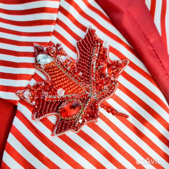 Брошь ручной работы Красный кленовый лист