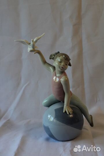Фарфоровая фигурка NAO Девочка на шаре с голубем