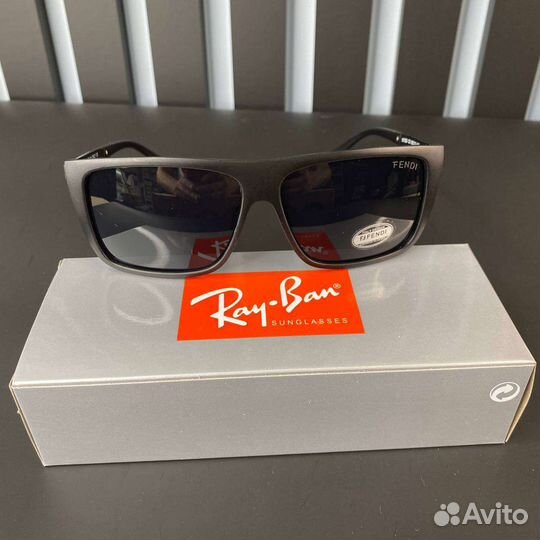 Солнцезащитные очки fendi