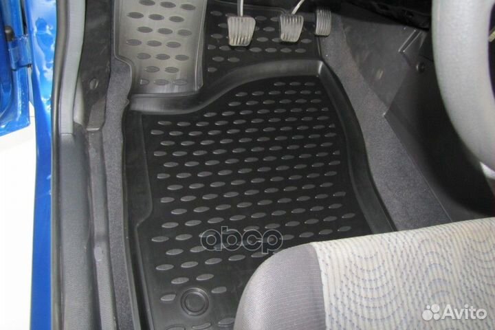 Комплект резиновых автомобильных ковриков в сал