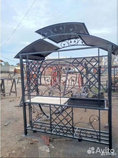 Кованный мангал с крышей