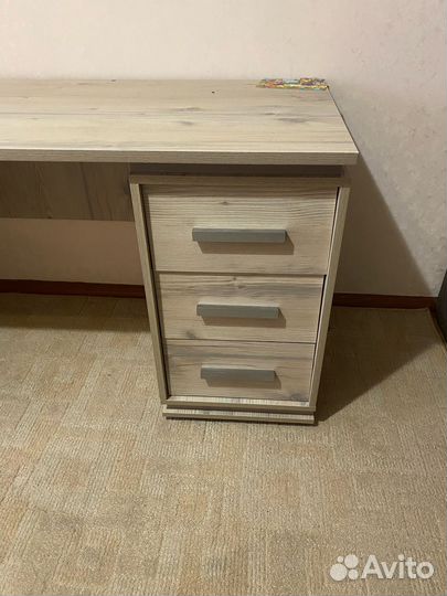 Стол письменный с выдвижными ящиками