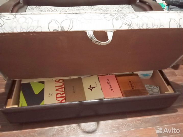 Диван раскладной и одно кресло