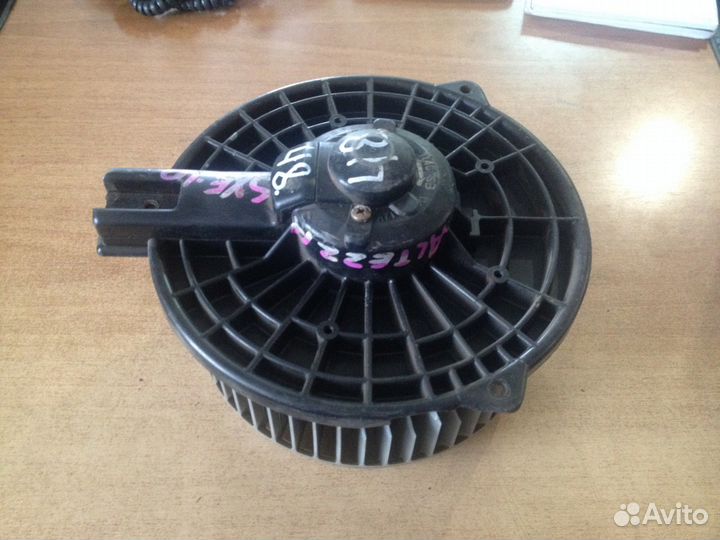 Мотор печки на toyota altezza GXE10