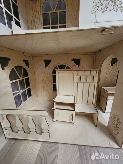 Большой кукольный домик с мебелью