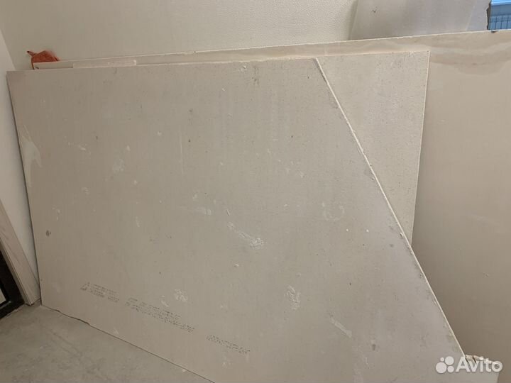 Дверь входная металлическая, ламинат, гипсокартон