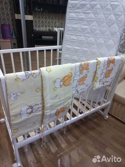 Детская кроватка с маятником