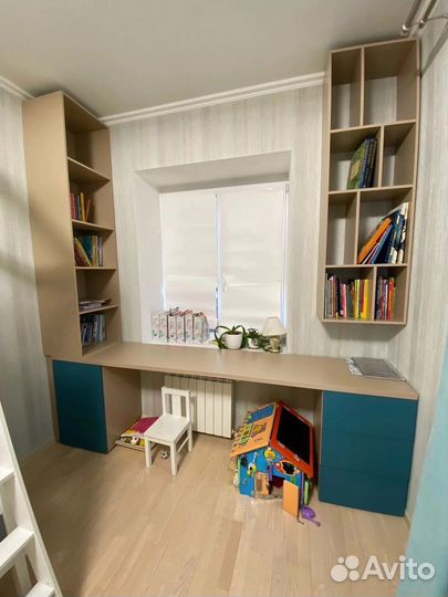 Рабочая зона у окна на заказ, шкафы, столы, тумбы
