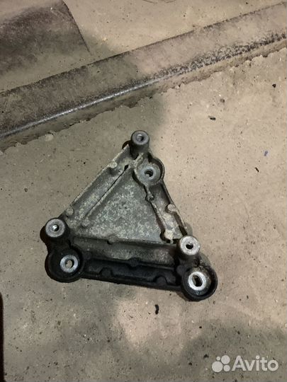 Кронштейн компрессора кондиционера Opel Astra J