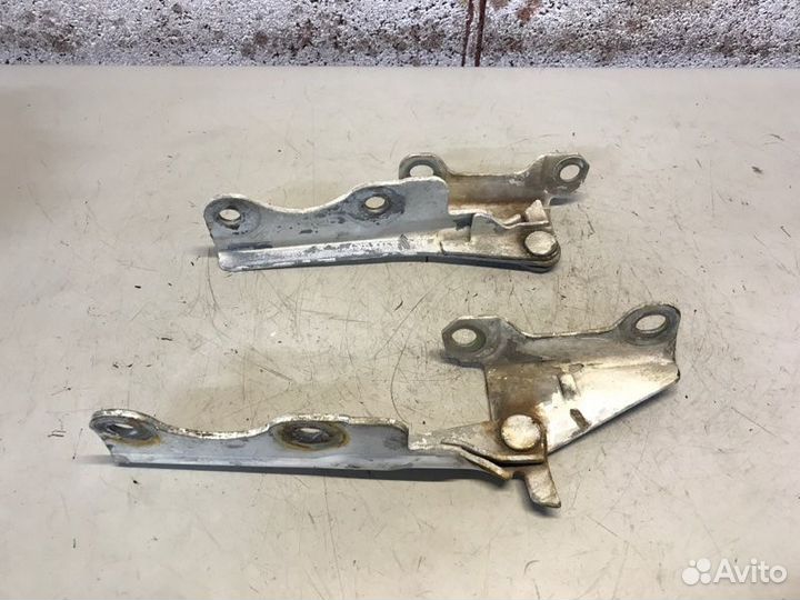 Петля капота Mitsubishi Eterna 2.0 6A12 1993