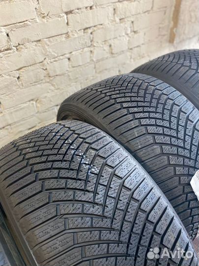 Yokohama BluEarth Winter V906 315/30 R22 и 285/35 R22 107W