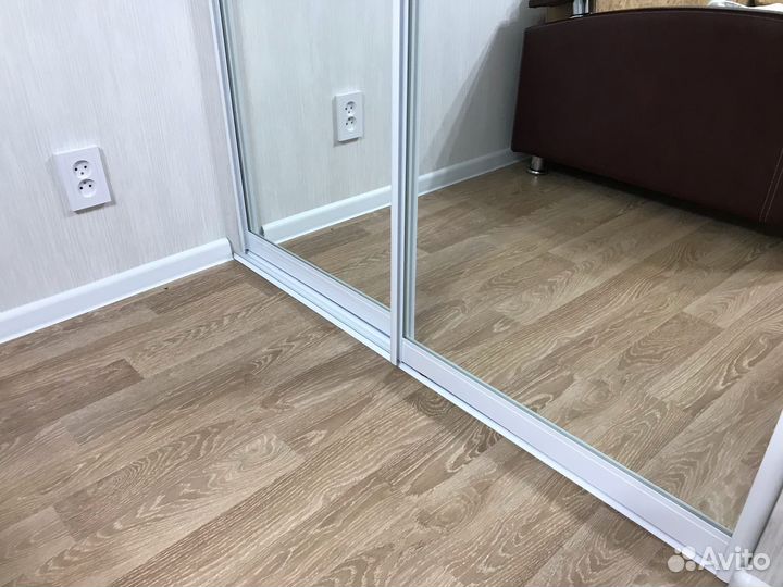 Зеркальный шкаф