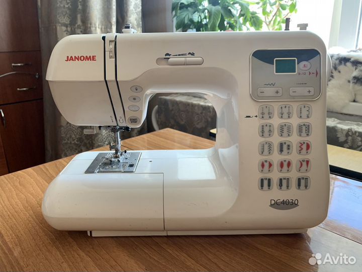 Швейная машина Janome DC4030