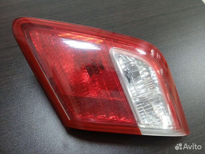 Фонарь на крышке багажника правый Toyota Camry v40
