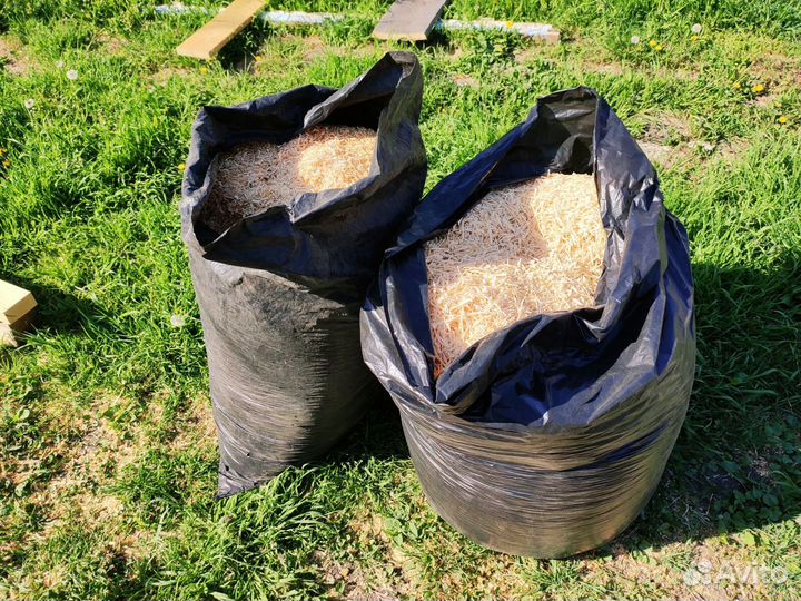 Сухие древесные опилки в мешках