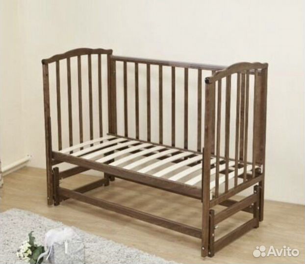 Детская кроватка с маятником