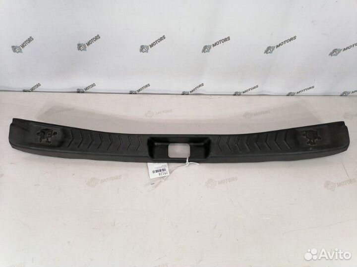 Накладка замка багажника Nissan Cube AZ10 CGA3DE