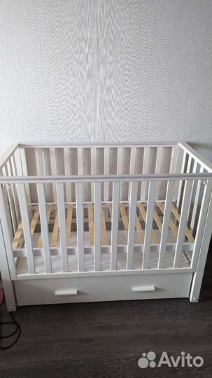 Детская кроватка с продольным маятником