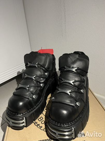 Ботинки new rock на руках