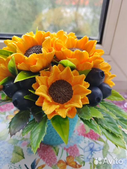 Композиция из мыла с голубикой и подсолнухами