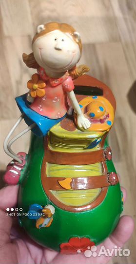 Копилка - башмачок с фигуркой девочки