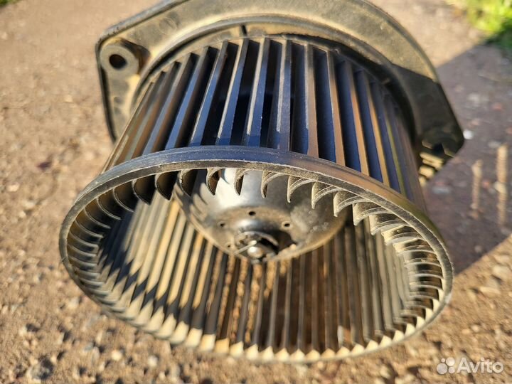 Электродвигатель отопителя в сборе с крыльчаткой