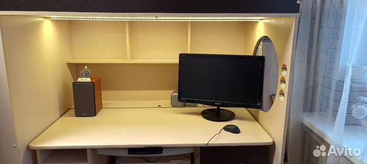 Двухярусная кровать со столом и шкафом