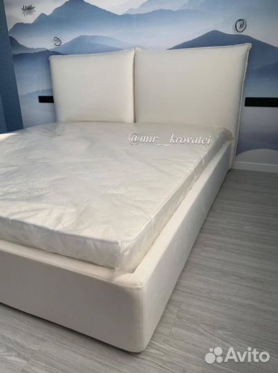 Кровать двуспальная с мягкой спинкой