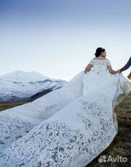 Свадебное платье со шлейфом