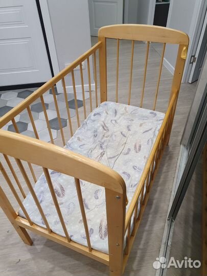 Детская кроватка с маятником