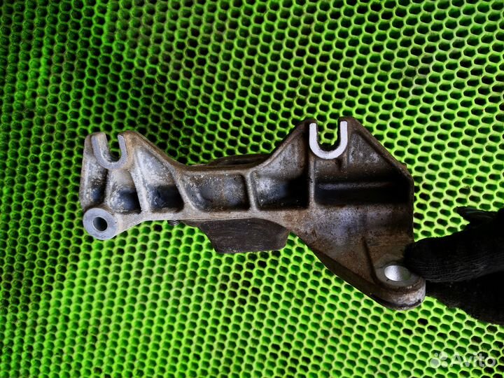 Опора двигателя левая на Renault Duster 2012-нв 2л