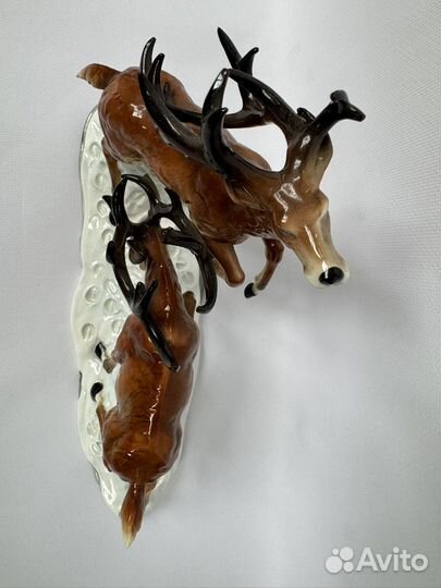 Фарфоровая статуэтка дерущиеся олени на снегу