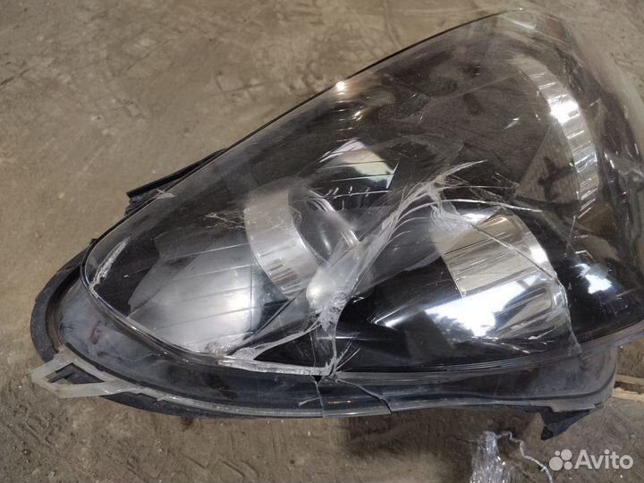 Фара правая ксеноновая стекло разбито Opel Astra H