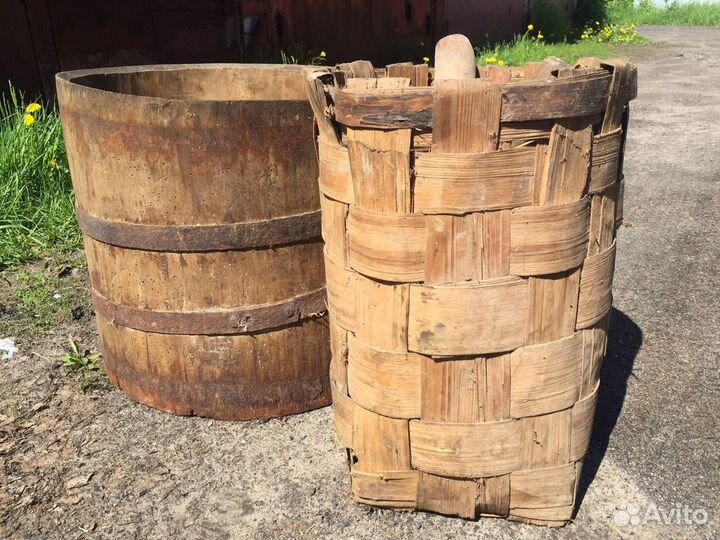Старинная деревянная бочка и берестяной короб