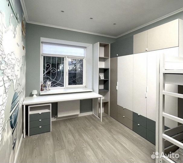 Письменный стол в детскую