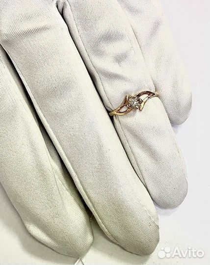 Золотое кольцо с камнем 16р