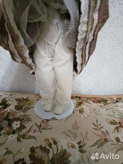 Кукла фарфоровая