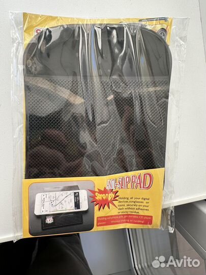 Противоскользящий коврик на панель авто