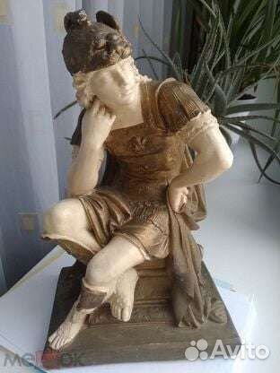 Старинная статуэтка