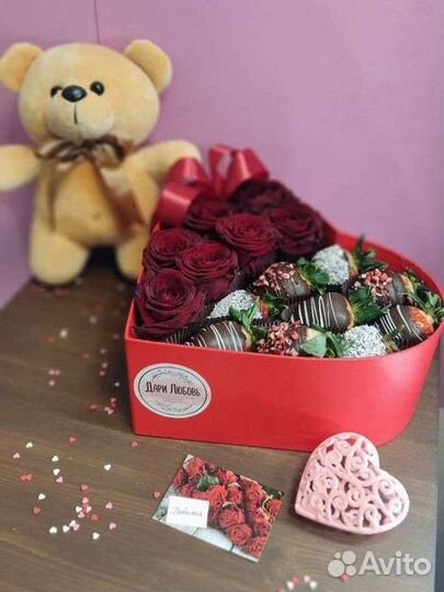 Цветы и клубника в сердце