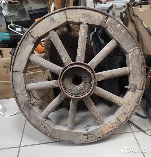 Старинное колесо от телеги