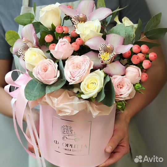 Коробка с орхидеями и розами