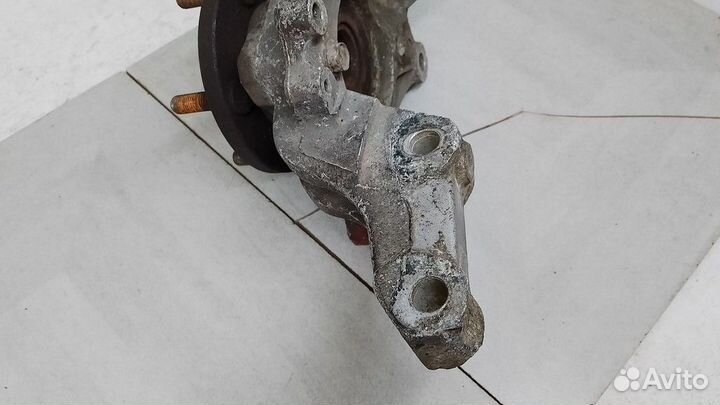 Кулак передний правый