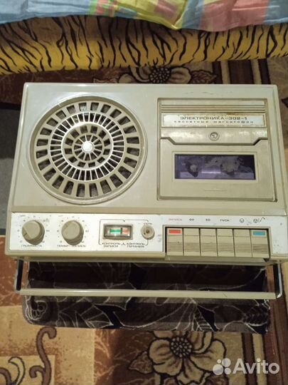Кассетный магнитофон электроника