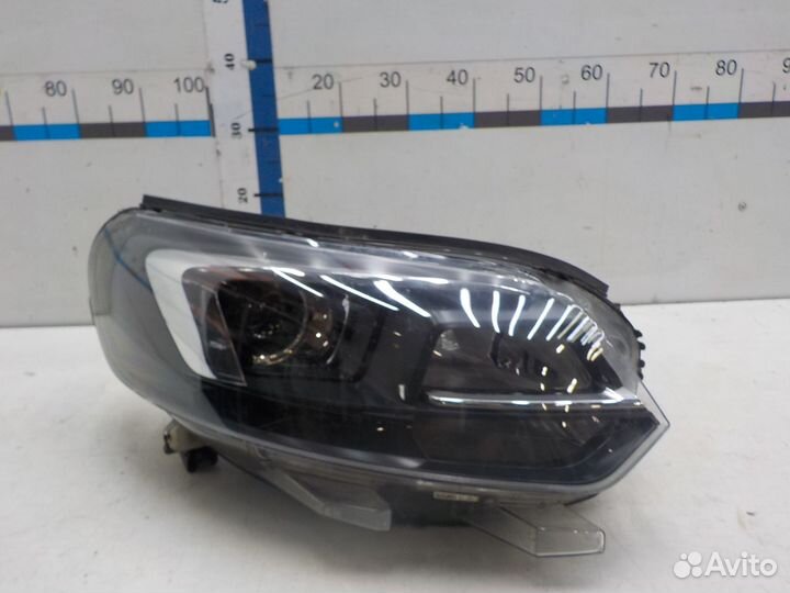 Фара правая Opel Zafira Life 2019