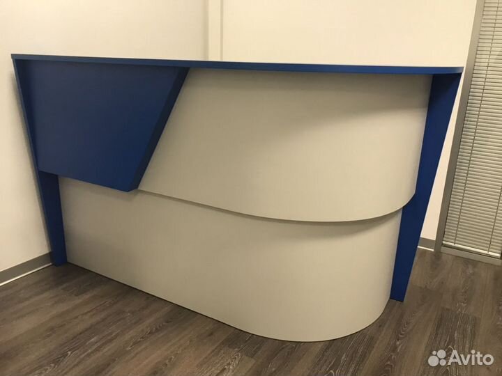 Новая стойка ресепшн для двухуровневая с щитом