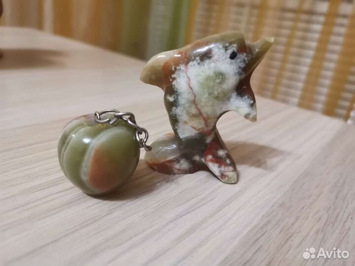 Сувениры из оникса (дельфин, яблоко)