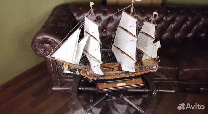 Коллекционная модель корабля из красного кедра