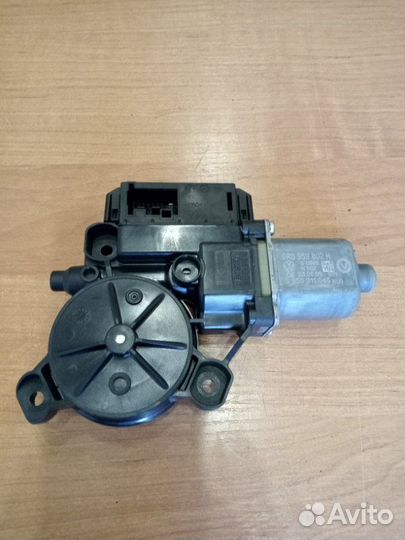 Моторчик стеклоподъемника передний правый