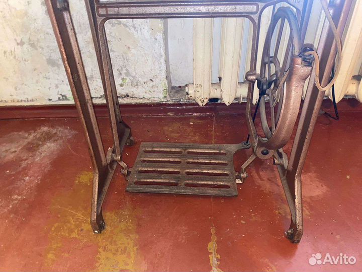 Швейная машинка ножная